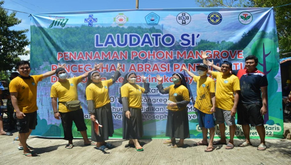 Kegiatan Implementasi LAUDATO SI : Penanaman Pohon Mangrove untuk Mencegah Abrasi di Pantai UNTIA